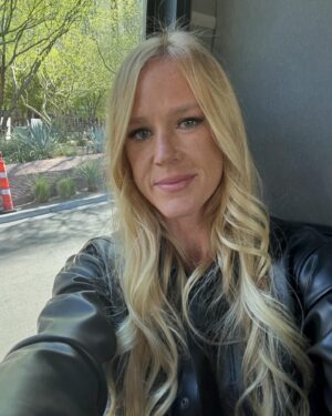 Holly Holm Instagram - On our way. Press conference #ufc300 🙂