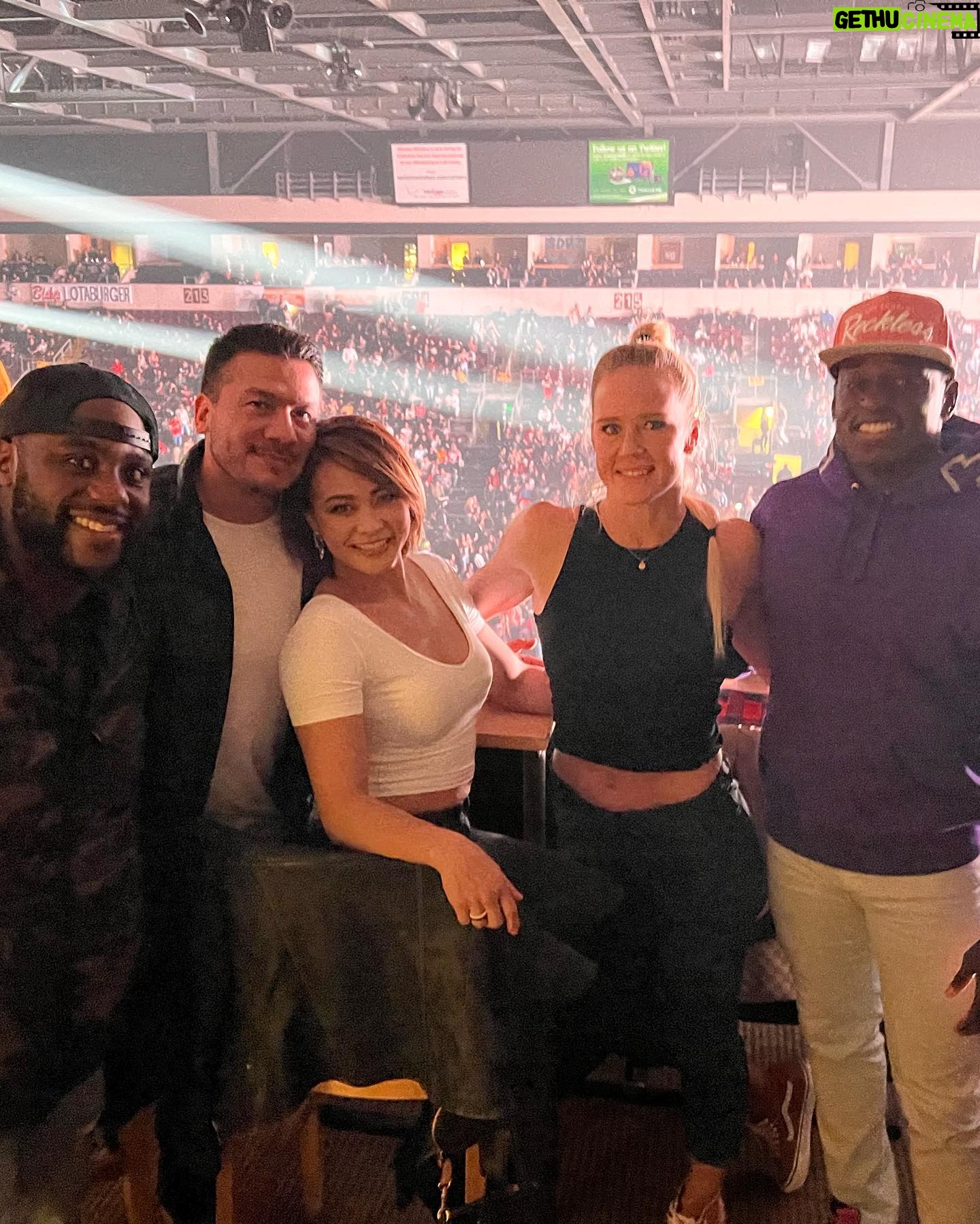 Holly Holm Instagram - @liltunechi last weekend! Came out to some Phil Collins and I’m just gonna say it now… my favorite intro of any concert to date. Sorry I cut the video short- I had to set my phone down so my hands were ready to play the air drums when it came to the “da-da da-da da da da duh dat dat” part. #iykyk. Such a good time with great people.