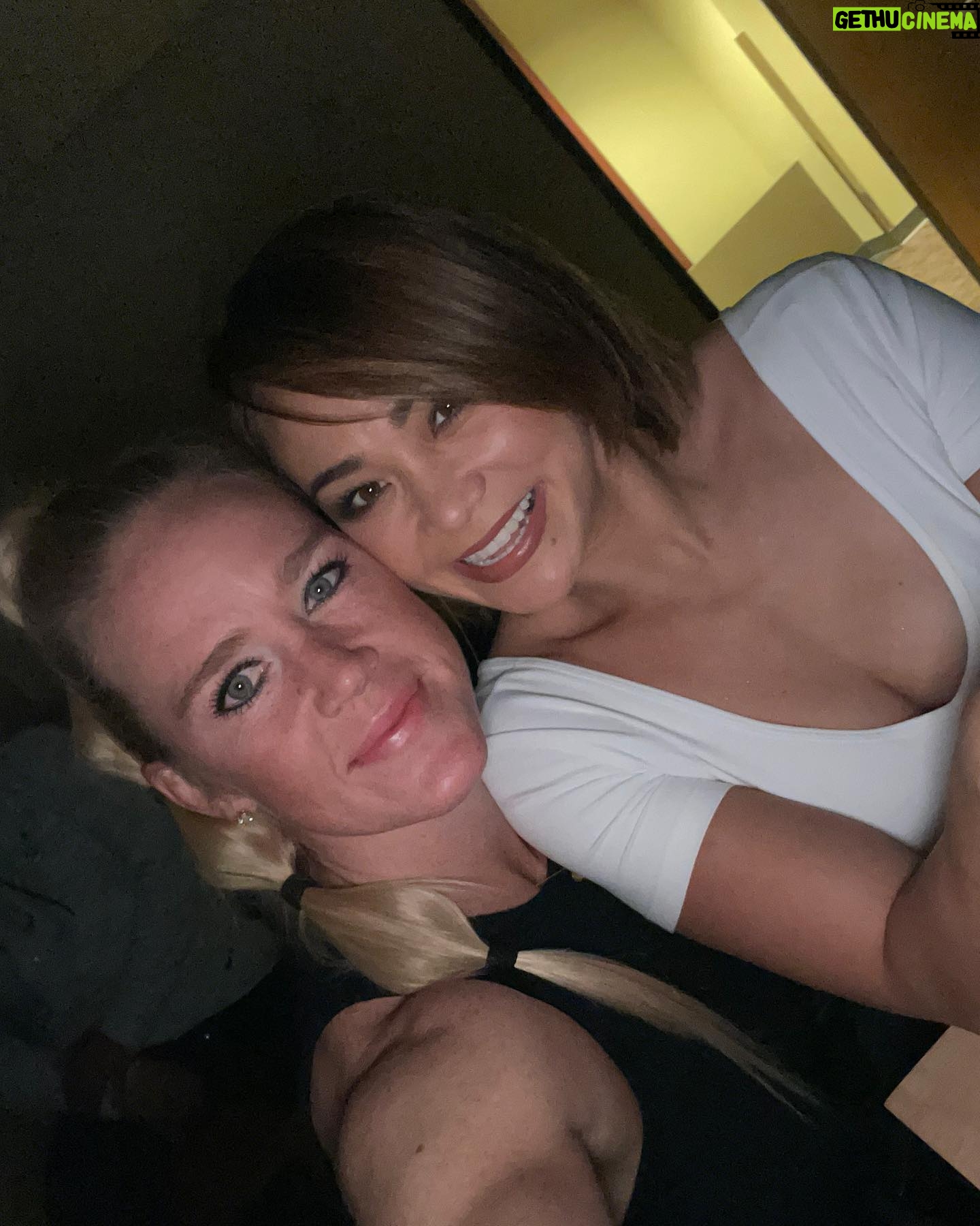 Holly Holm Instagram - @liltunechi last weekend! Came out to some Phil Collins and I’m just gonna say it now… my favorite intro of any concert to date. Sorry I cut the video short- I had to set my phone down so my hands were ready to play the air drums when it came to the “da-da da-da da da da duh dat dat” part. #iykyk. Such a good time with great people.