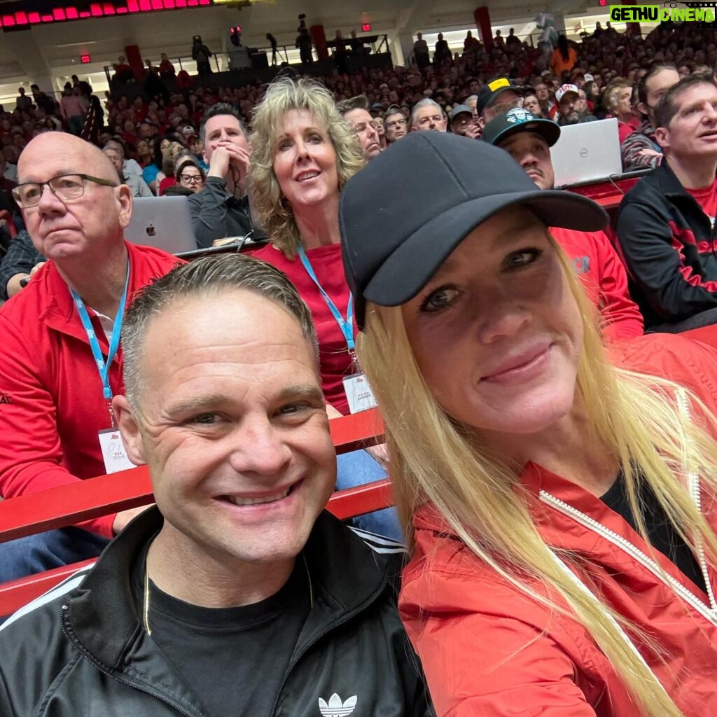 Holly Holm Instagram - That’s a win for the Lobos! 💥 Great time at the game with my big brother @holm3283_the_barber
