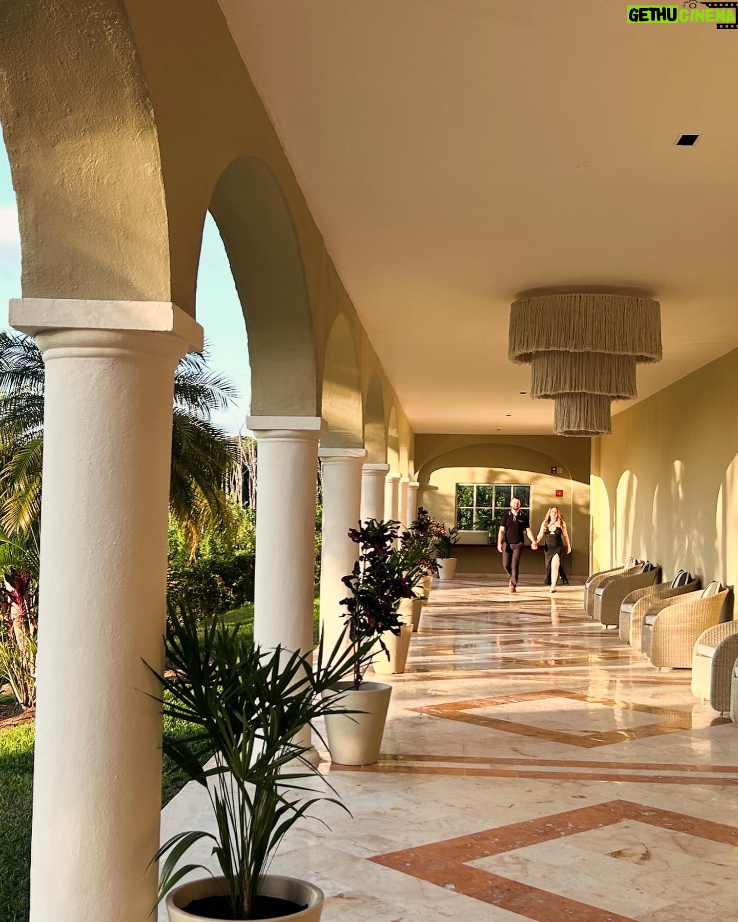 Holly Marie Combs Instagram - Gracias. @hyattzilararivieramaya 🌺