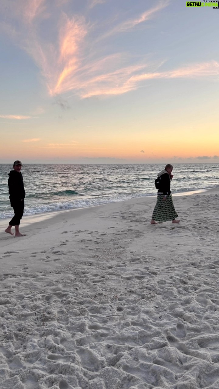 Holly Marie Combs Instagram - Thank you @pensacolapensacon and the folks of #pensacola #houseofhalliwell #history #legacy @rosemcgowan @briankrause21 @thehouseofhalliwell