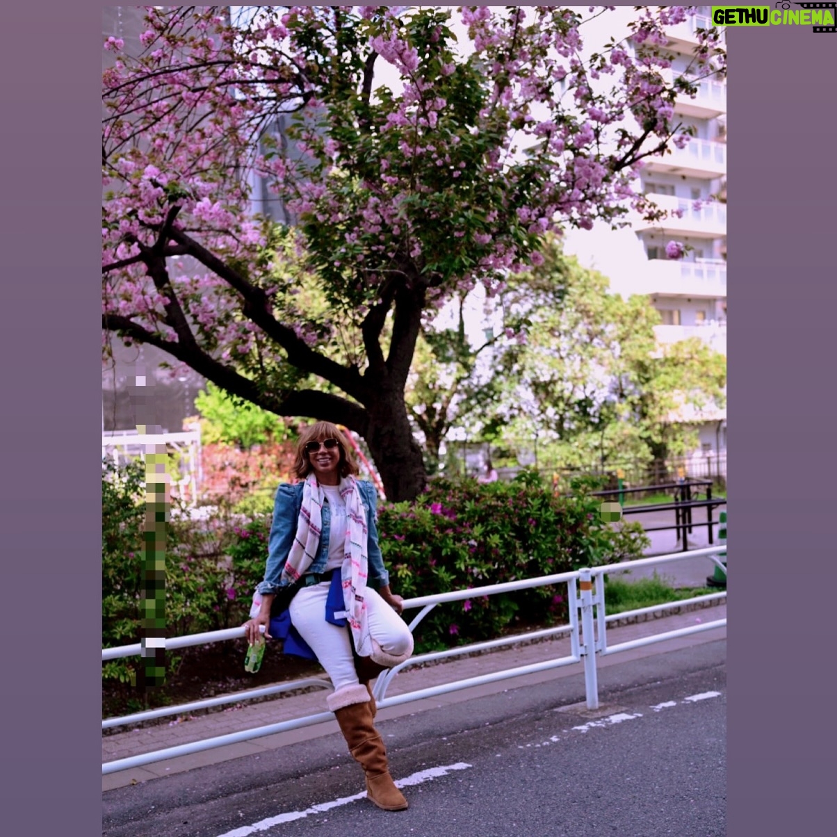 Holly Robinson Peete Instagram - The Sakura waited for meeee ππΎπΈπΈπΈπΈπ―π΅π―π΅π―π΅ @58robbie #Tokyo TY πΈ @matthewjordansmith