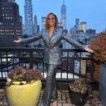 Holly Robinson Peete Instagram – “Newwww York is where I’d rather beeee!! 🎶
…I just adore a Penthouse view!🗽🏙️🍎
Darling I love you, but give me ____ ____”🎶 Iykyk 

…throwing it back to a super fun photo sesh with @rennyvasquez @makeupbyjohnmendez 
Suit: @pamellaroland 💓💓💓 #newyork #newyorkcity #nyc
