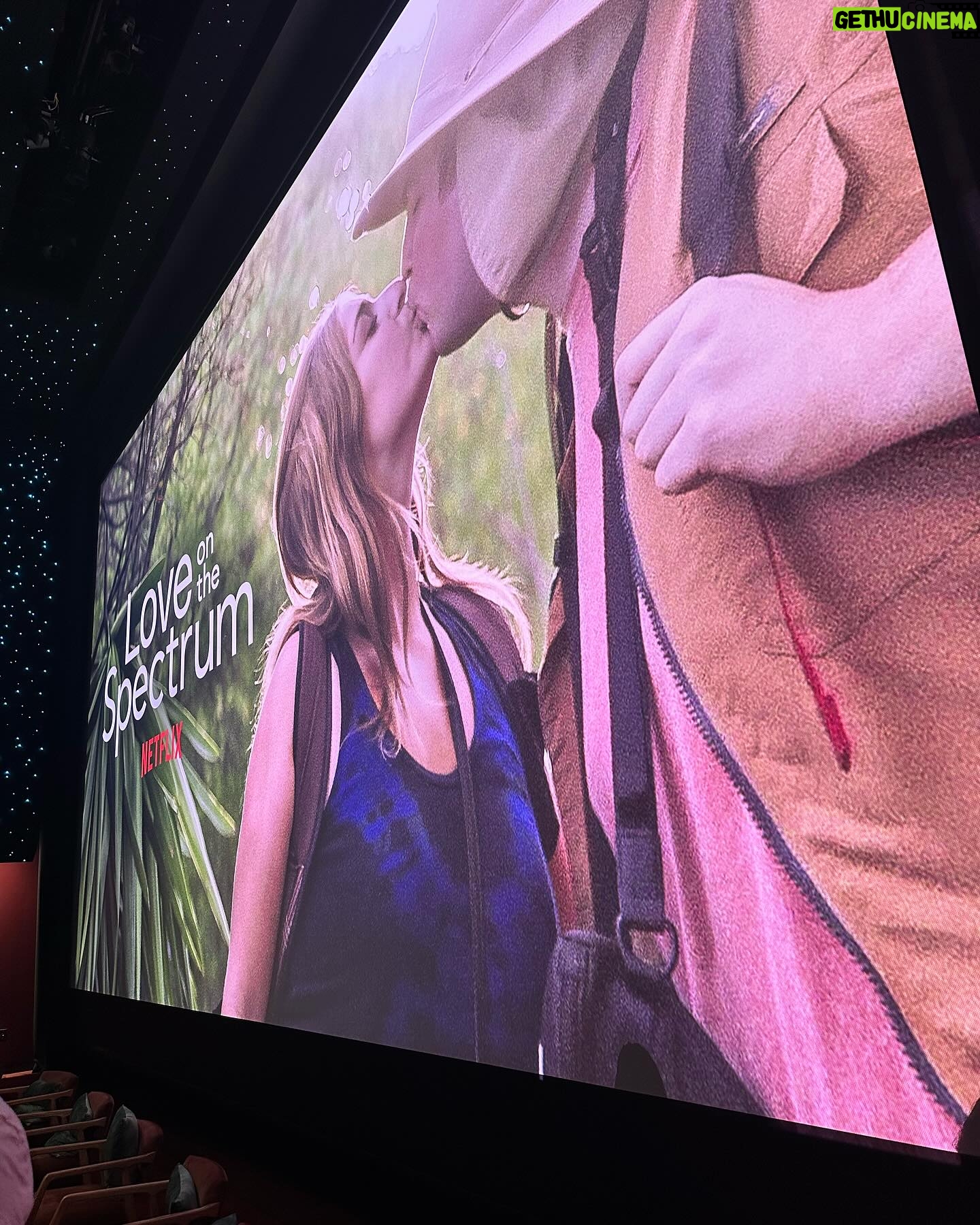 Holly Robinson Peete Instagram - What an excellent way to spend #WorldAutismAcceptanceDay!! I was honored to be asked to moderate a panel for one of my favorite shows #LoveOnTheSpectrum!! I feel like I know these people so well and being a super fan of the show I couldn’t wait to talk to them. 🫶🏾😍If you haven’t seen the show, you don’t know what you’re missing! Thank you @netflix for picking the show up for a season three! 🎉🎉We can’t wait to see what happens as these beautiful people continue their love journeys. It was such a pleasure to meet show creator Cian, as well as Abby, David, Connor, Lise (Connor’s mom) and Dani! Drop a 💙 if you love this show like I do!