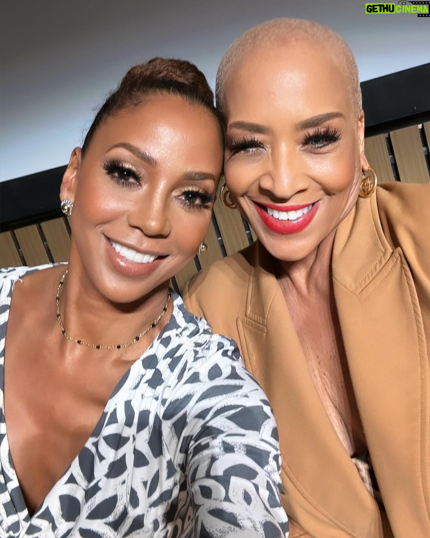 Holly Robinson Peete Instagram - Hello Chicago, Hello!! What a beautiful empowering, uplifting soul-nourishing day! Few places am I more comfortable than in rooms full of autism familiesππΎππΎππ. So thrilled to be part of a fireside chat at @debravines @theanswerinc Annual #Autism And Developmental Differences Expo!! There were so many cool resources and the vibes were so supportive. The community energy was popping! Thank you to everyone who came out. The autism community is a unique one. Especially for black and brown families who donβt have as much access to services and interventions and diagnosis as other communities! Thank you to all the parents who came out to advocate for their children and loved ones πππππππ