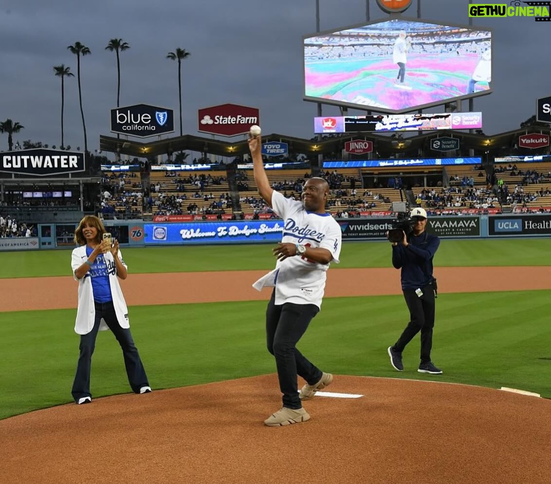 Holly Robinson Peete Instagram - Thank you @dodgers for inviting us to throw out the first pitch in honor of #AutismAwarenessMonth #AutismAcceptanceMonth!! Thank @realrjpeete for catching your dad!! 💙😊⚾️ #proudclubbymomma #autismmom #autismadvocate 📸 @jon.soohoo