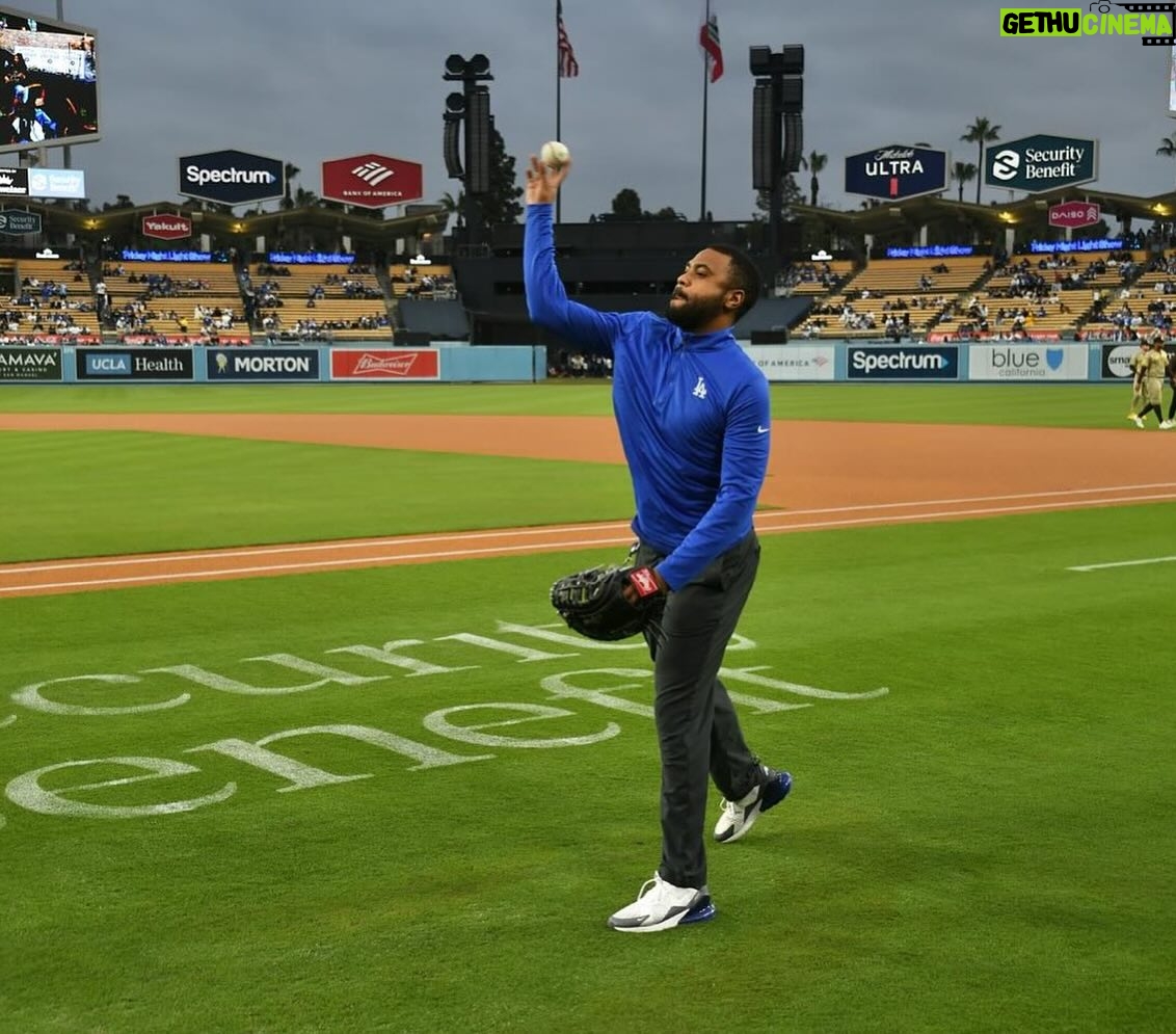 Holly Robinson Peete Instagram - Thank you @dodgers for inviting us to throw out the first pitch in honor of #AutismAwarenessMonth #AutismAcceptanceMonth!! Thank @realrjpeete for catching your dad!! 💙😊⚾️ #proudclubbymomma #autismmom #autismadvocate 📸 @jon.soohoo