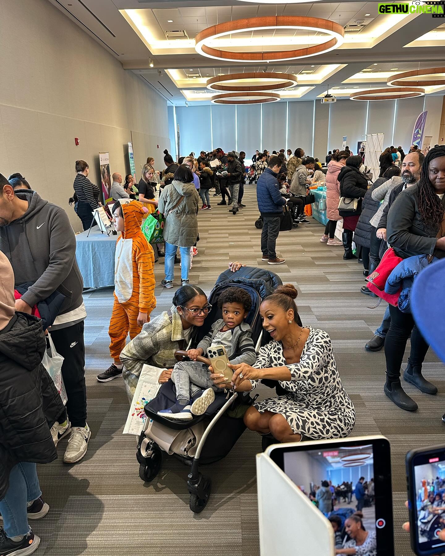 Holly Robinson Peete Instagram - Hello Chicago, Hello!! What a beautiful empowering, uplifting soul-nourishing day! Few places am I more comfortable than in rooms full of autism familiesππΎππΎππ. So thrilled to be part of a fireside chat at @debravines @theanswerinc Annual #Autism And Developmental Differences Expo!! There were so many cool resources and the vibes were so supportive. The community energy was popping! Thank you to everyone who came out. The autism community is a unique one. Especially for black and brown families who donβt have as much access to services and interventions and diagnosis as other communities! Thank you to all the parents who came out to advocate for their children and loved ones πππππππ