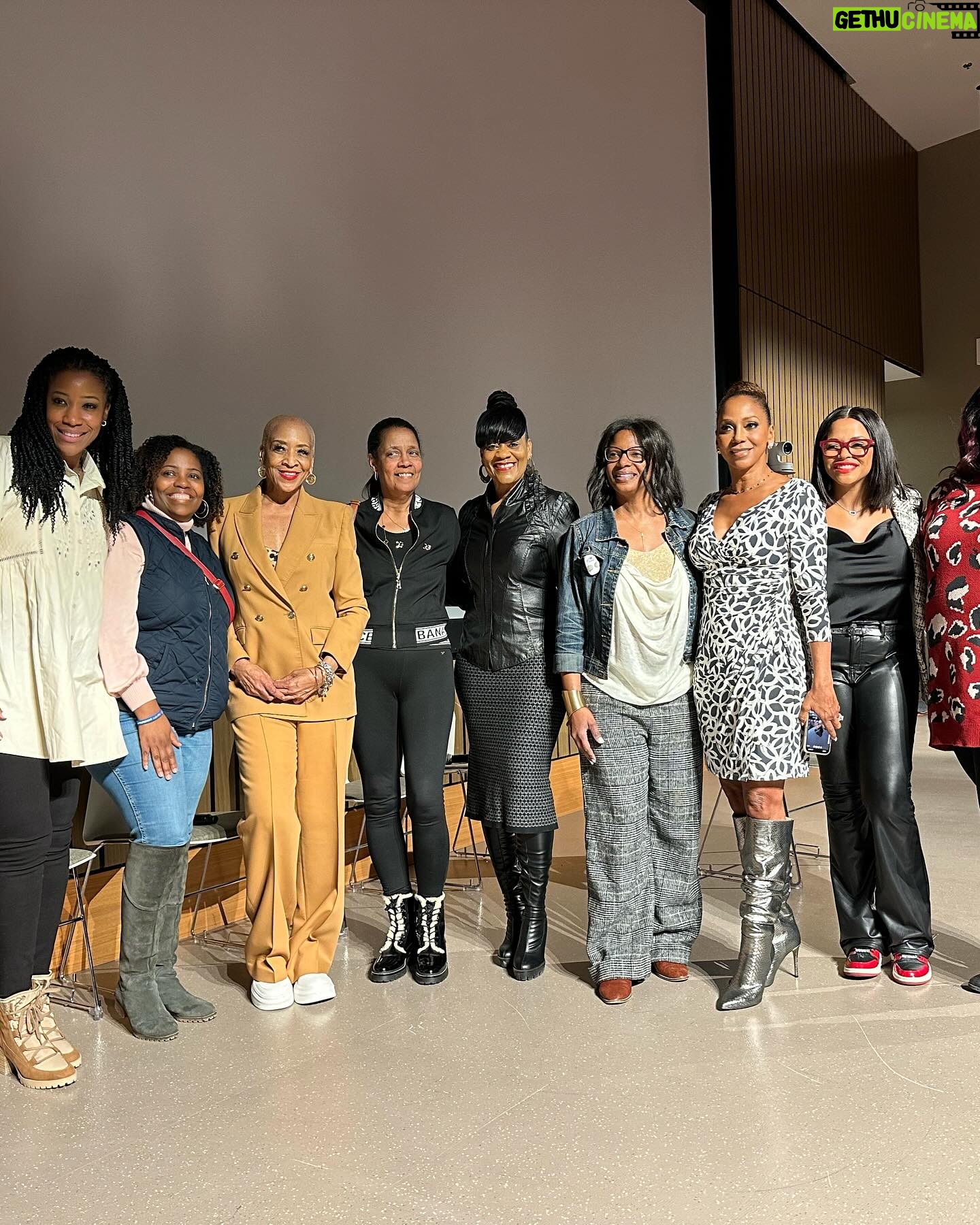 Holly Robinson Peete Instagram - Hello Chicago, Hello!! What a beautiful empowering, uplifting soul-nourishing day! Few places am I more comfortable than in rooms full of autism familiesππΎππΎππ. So thrilled to be part of a fireside chat at @debravines @theanswerinc Annual #Autism And Developmental Differences Expo!! There were so many cool resources and the vibes were so supportive. The community energy was popping! Thank you to everyone who came out. The autism community is a unique one. Especially for black and brown families who donβt have as much access to services and interventions and diagnosis as other communities! Thank you to all the parents who came out to advocate for their children and loved ones πππππππ