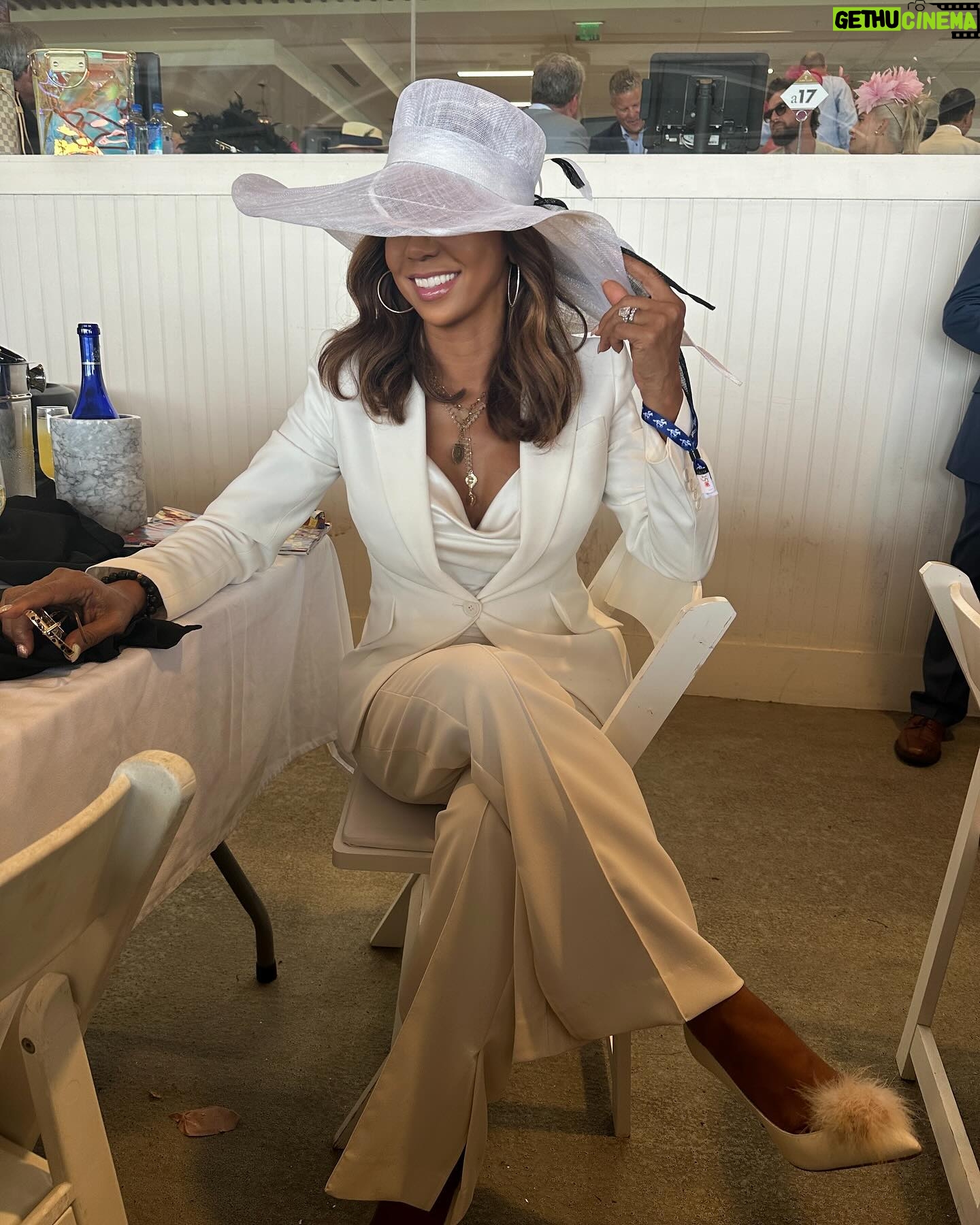 Holly Robinson Peete Instagram - #AndTheyreOff 🏇🏇🏇🏇🌹🌹🌹🌹 my first #KentuckyDerby is in the books! Thank you @smokeyrobinson @mygirl219 @mstinaknowles #barnstablebrowngala #kentuckyderby150