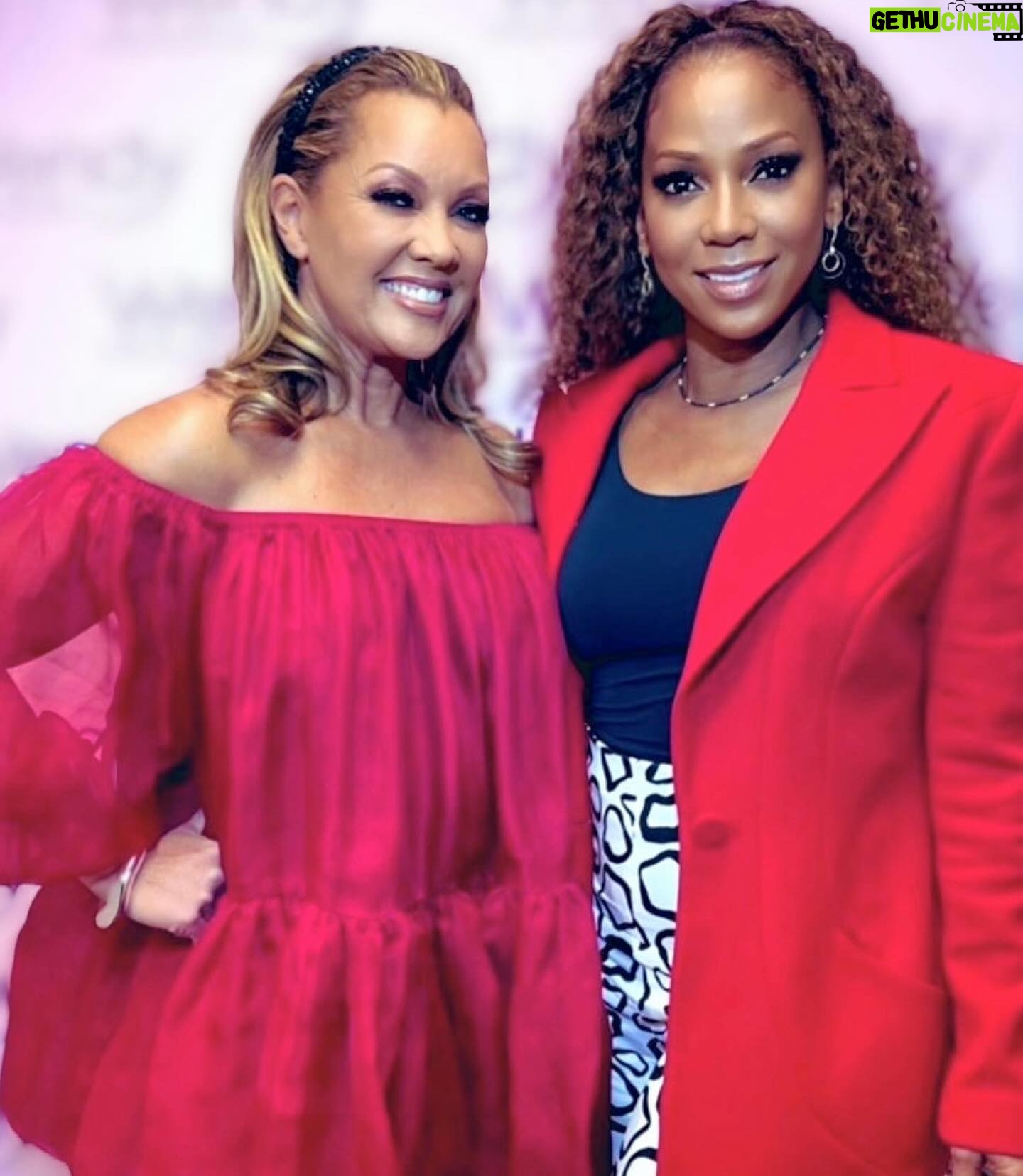 Holly Robinson Peete Instagram - Happy birthday to my beautiful, fierce, amazing and iconic, multi talented friend @vanessawilliamsofficial who I have known for almost 40 years (🤯🤯💕) Love you V! Keep inspiring! 🙏🏾 #happybirthday #vanessawilliams