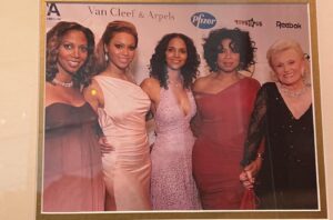 Holly Robinson Peete Instagram - #flashbackfriday 2004 I was sooo pregnant with baby 4 aka @romanpeete… they had no kids yet 🤰🏽- now we have 9 kids total between us👶🏽!! 
Just being photographed with these women made me feel pretty! The glow was contagious ✨✨✨💖💖💖💖 @beyonce @halleberry @oprah #BarbaraDavis #beyonce
📸 Michael Caulfield
