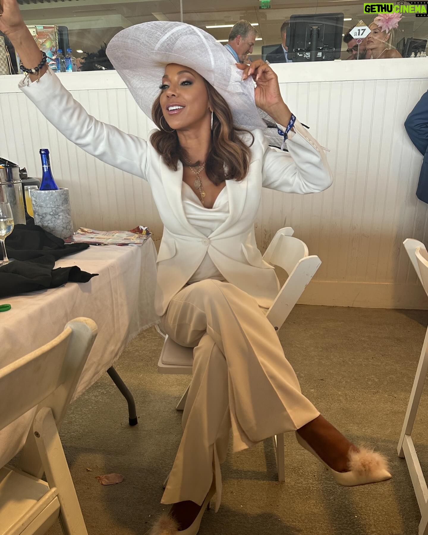 Holly Robinson Peete Instagram - #AndTheyreOff 🏇🏇🏇🏇🌹🌹🌹🌹 my first #KentuckyDerby is in the books! Thank you @smokeyrobinson @mygirl219 @mstinaknowles #barnstablebrowngala #kentuckyderby150