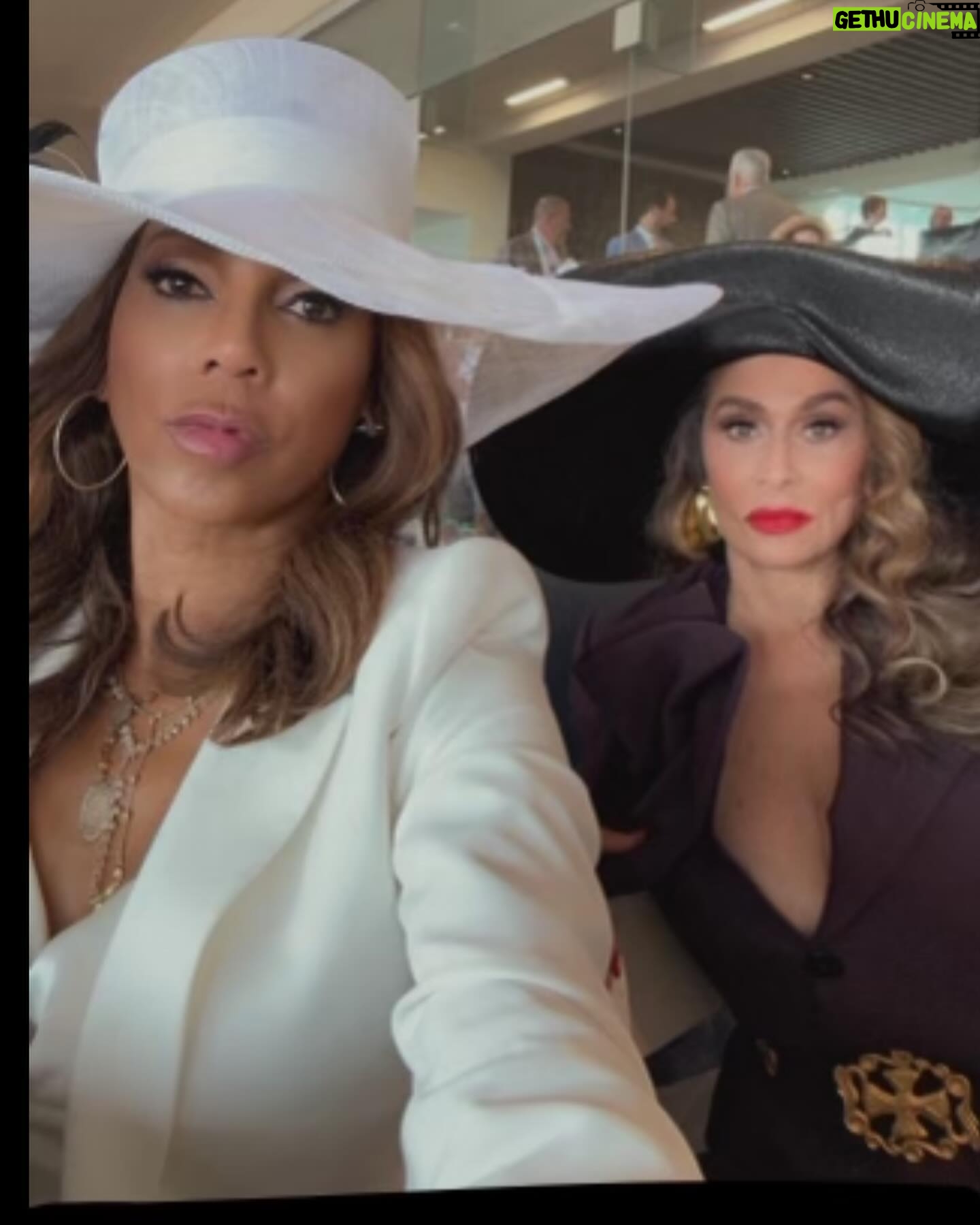 Holly Robinson Peete Instagram - #AndTheyreOff 🏇🏇🏇🏇🌹🌹🌹🌹 my first #KentuckyDerby is in the books! Thank you @smokeyrobinson @mygirl219 @mstinaknowles #barnstablebrowngala #kentuckyderby150