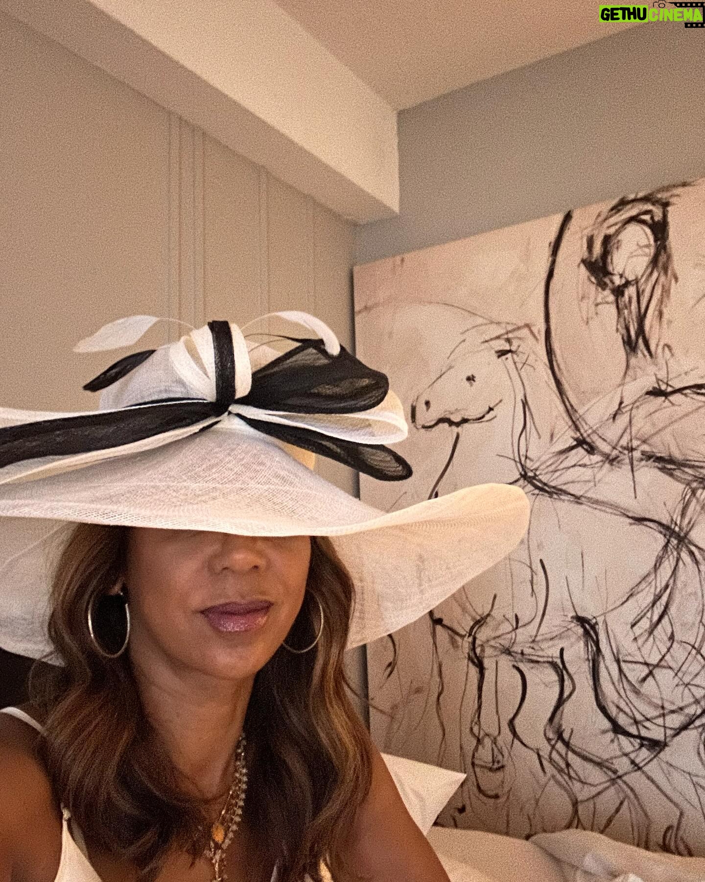 Holly Robinson Peete Instagram - #AndTheyreOff 🏇🏇🏇🏇🌹🌹🌹🌹 my first #KentuckyDerby is in the books! Thank you @smokeyrobinson @mygirl219 @mstinaknowles #barnstablebrowngala #kentuckyderby150