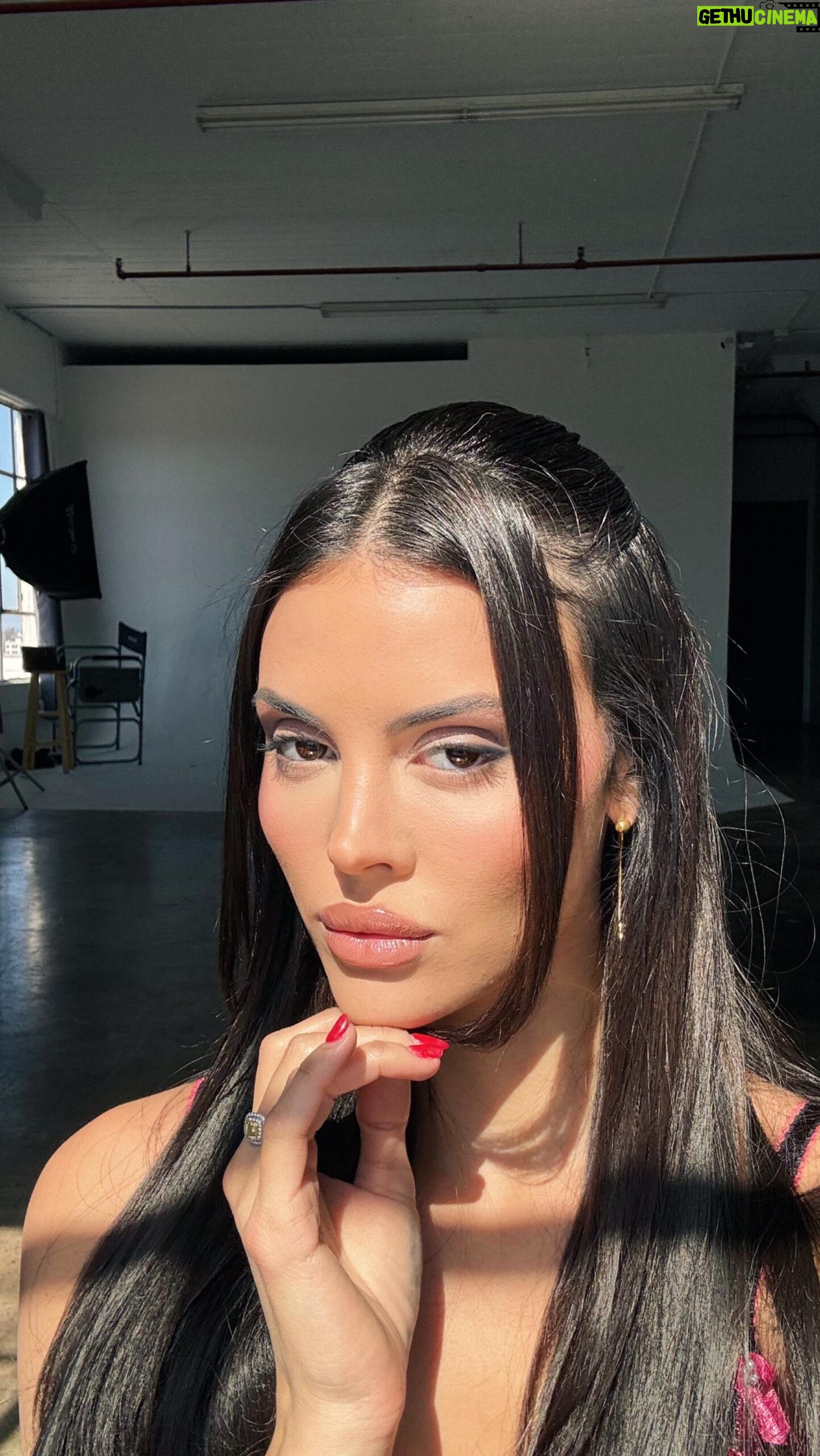 Holly Scarfone Instagram - Natural silky Smokey eye using @toofaced Born This Way Mini Palette @sephora #toofacedpartner