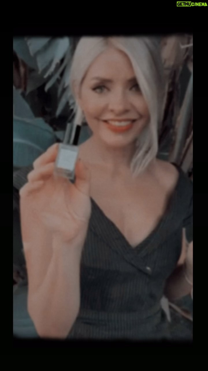 Holly Willoughby Instagram - Spring Sale Alert 🚨… This is the time to try my favourite scent for the first time or restock if your running low… 25% of everything in the @wyldemoon boutique… enjoy! X #wyldemoon🌙 #adandownbrand #fragrance #home