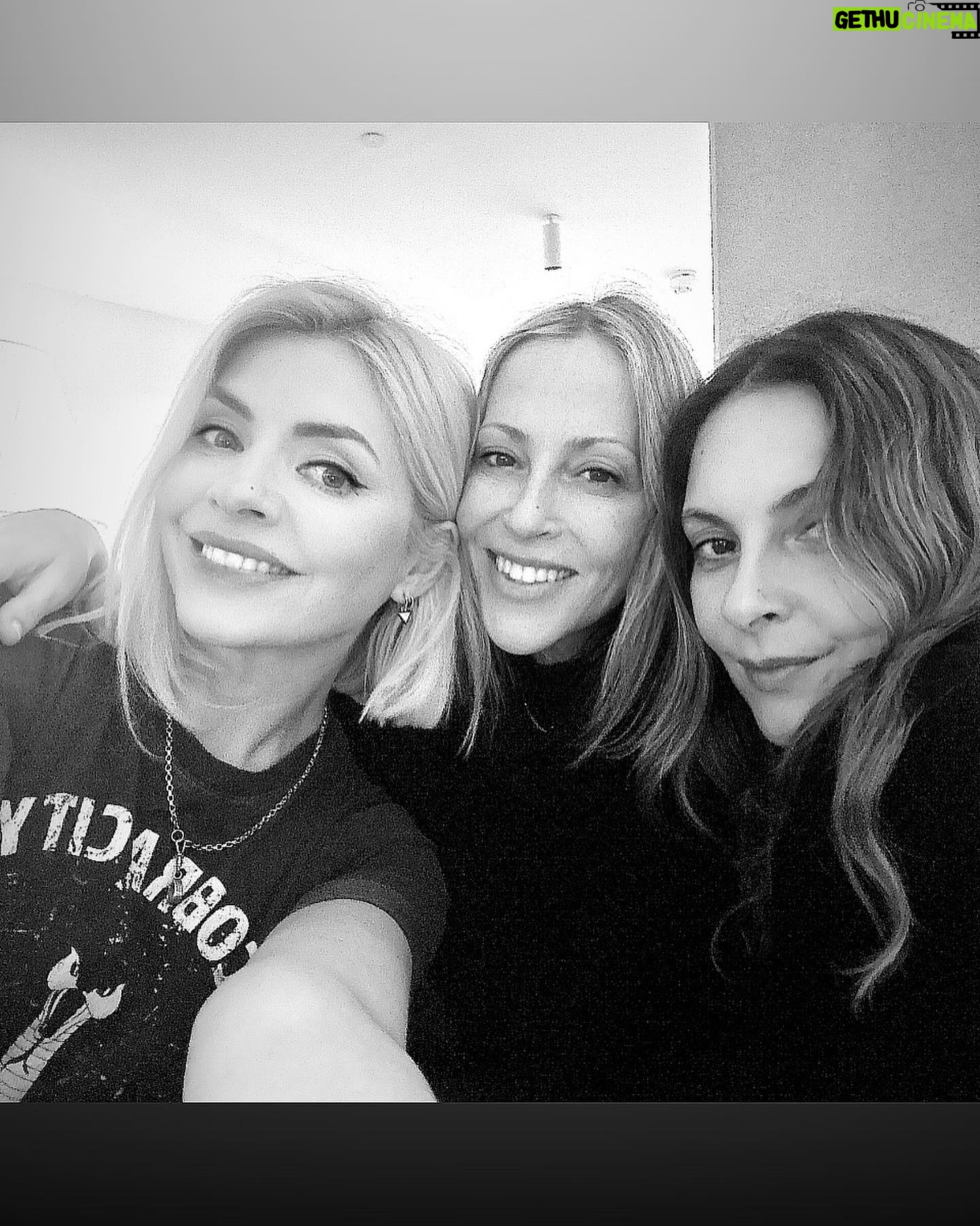 Holly Willoughby Instagram - Beautiful lunch with my beautiful girls @nicoleappleton @shishib 🍝 🦪🍸✨🩷 🇮🇹 @tuscanbistrolondon @cura.conn