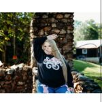 Honey Boo Boo Instagram - It's honestly so crazy to believe that I'm a senior this year. I've had so many disadvantages along the way but I've never let that stop me. I have so many people to thank for pushing me & making sure my head was on straight. There were plenty of times I felt like just giving you, I felt I couldn't do it anymore but something told me not to give up & I didn't. In a little over 6 months, I will walk across the stage to receive my diploma & I hope I made everyone proud of me, especially my nana that was looking down on me the whole way through & even if I didn't I will always be so proud of myself. Also everyone can say hey to your future neonatal nurse 🥰 #classof2023 #seniorszn #imout Thank you @kellyleverettphotography for these beautiful pictures 💗! 💄- @slayedbymiraa._ 👁 - @lashedby_dannii 💇🏼‍♀️ - @tiasiaslays_ & @stizzygii