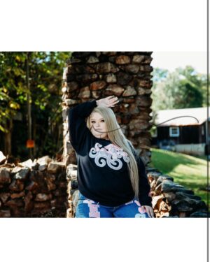 Honey Boo Boo Instagram - It's honestly so crazy to believe that I'm a senior this year. I've had so many disadvantages along the way but I've never let that stop me. I have so many people to thank for pushing me & making sure my head was on straight. There were plenty of times I felt like just giving you, I felt I couldn't do it anymore but something told me not to give up & I didn't. In a little over 6 months, I will walk across the stage to receive my diploma & I hope I made everyone proud of me, especially my nana that was looking down on me the whole way through & even if I didn't I will always be so proud of myself. 
Also everyone can say hey to your future neonatal nurse 🥰 
#classof2023 #seniorszn #imout 

Thank you @kellyleverettphotography for these beautiful pictures 💗!

💄- @slayedbymiraa._ 
👁 - @lashedby_dannii 
💇🏼‍♀️ - @tiasiaslays_ & @stizzygii