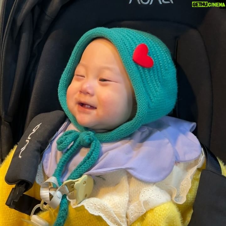 Honey J Instagram - 요즘 러브 모음집 1. 아빠보고 엄마 2. 치명적인 강냉이( 아빠) 3. 성수 데이트룩 4. 빨리먹고 이모들이랑 놀아야함 5. 세상 편한 밀로티 6. 엄마 나 끙아 다해떠염 7. K-욕조의 맛 8. 베이직 리듬 1단계 9. 자 이제 틀어봐 10. 이건 입술이야 부리야?