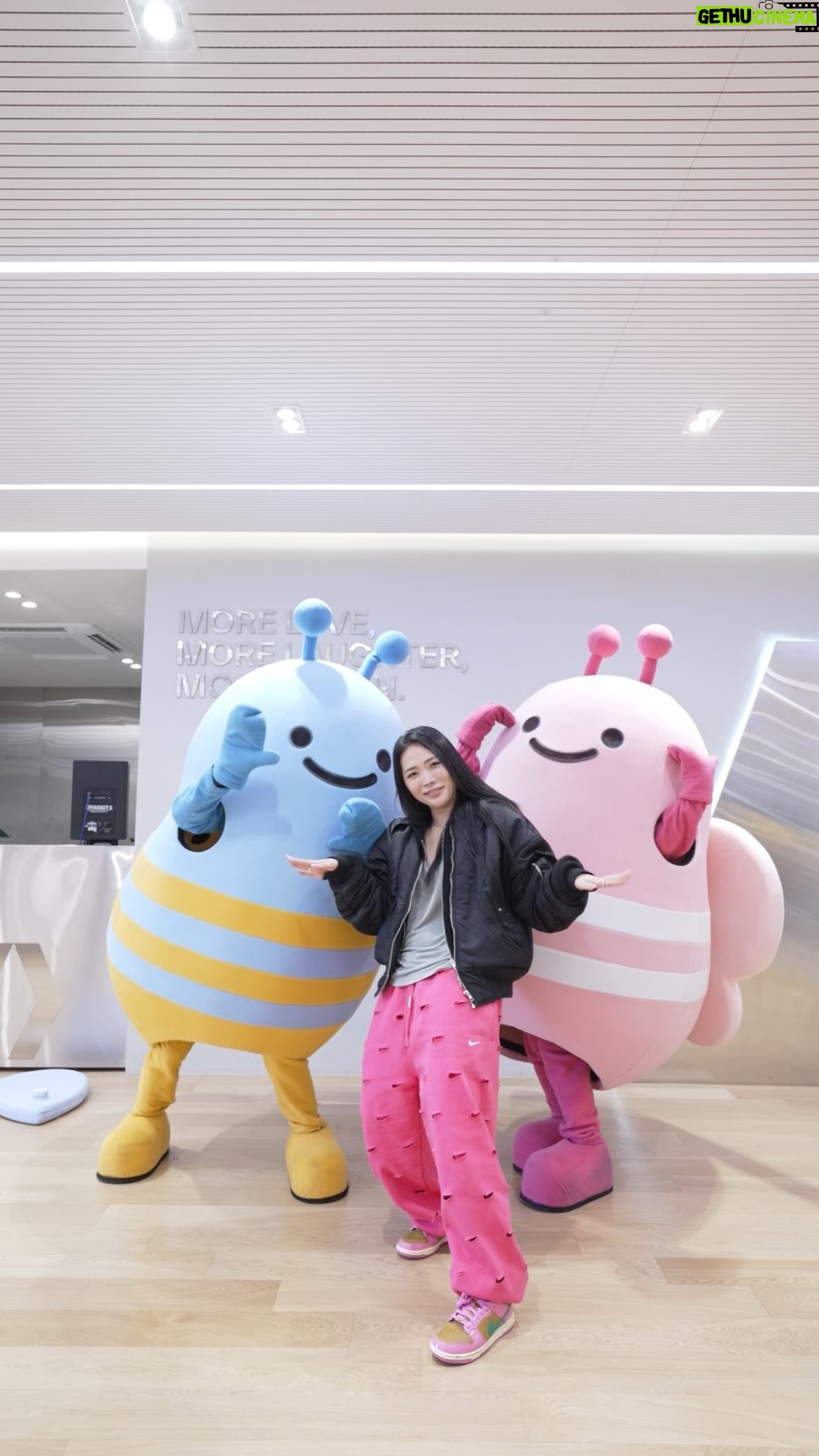 Honey J Instagram - 4/17(수) 부터 5/17(금)까지 우리은행X홀리뱅 댄스챌린지 이벤트 진행중이니 많은 참여 부탁해요>_< 자세한 내용은 우리은행 인스타그램 확인❤️🔥 #꿀따러가자챌린지 #위비프렌즈 #우리은행