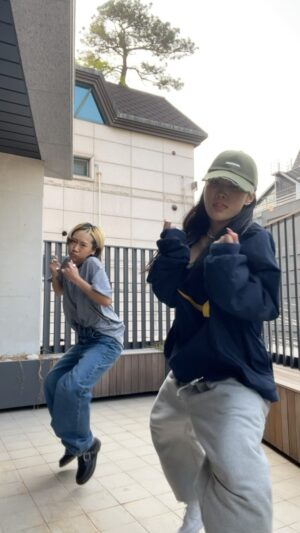 Honey J Instagram - 담주 레슨 준비하고 릴스 하나💕
이거 찍는데 땀 더 많이 흘린거 안비밀
담주 뮤트디오 할로랑 콜라보 팝업해요🔥
논러와유💃🏻 @mu.tudio
