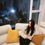 Honey J Instagram - 이사했어요❤️ new 러브하우스!! 깔끔하고 모던한 울집에 딱 어울리는 이쁜 쇼파 보고가세요💕 첫번째 포토존 입니다 다른 포토존도 곧 하나씩 보여드릴게여 헤헤 #협찬 #밀로티