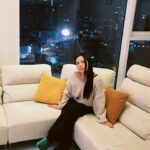 Honey J Instagram - 이사했어요❤️ new 러브하우스!! 깔끔하고 모던한 울집에 딱 어울리는 이쁜 쇼파 보고가세요💕 첫번째 포토존 입니다 다른 포토존도 곧 하나씩 보여드릴게여 헤헤 #협찬 #밀로티