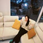 Honey J Instagram - 이사했어요❤️ new 러브하우스!! 깔끔하고 모던한 울집에 딱 어울리는 이쁜 쇼파 보고가세요💕 첫번째 포토존 입니다 다른 포토존도 곧 하나씩 보여드릴게여 헤헤 #협찬 #밀로티