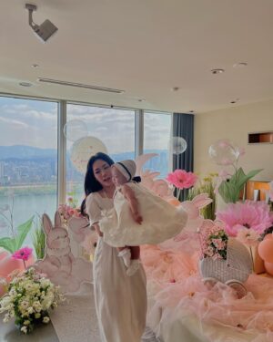 Honey J Instagram - 러브의 첫번째 생일✨🎂
우리 러브는 무엇을 잡았을까요?🙄
더 많은 러브 사진은 추후에 러브 계정으로 업로드 할게요

이름처럼 사랑 나눌 줄 아는,
사랑이 많은 아이로 잘 키울게요❤️
많은 사랑 주셔서 감사합니다🙇🏻‍♀️