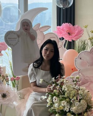 Honey J Instagram - 러브의 첫번째 생일✨🎂
우리 러브는 무엇을 잡았을까요?🙄
더 많은 러브 사진은 추후에 러브 계정으로 업로드 할게요

이름처럼 사랑 나눌 줄 아는,
사랑이 많은 아이로 잘 키울게요❤️
많은 사랑 주셔서 감사합니다🙇🏻‍♀️