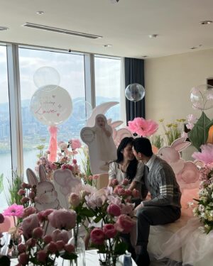 Honey J Instagram - 러브의 첫번째 생일✨🎂
우리 러브는 무엇을 잡았을까요?🙄
더 많은 러브 사진은 추후에 러브 계정으로 업로드 할게요

이름처럼 사랑 나눌 줄 아는,
사랑이 많은 아이로 잘 키울게요❤️
많은 사랑 주셔서 감사합니다🙇🏻‍♀️