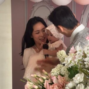 Honey J Instagram - 러브의 첫번째 생일✨🎂
우리 러브는 무엇을 잡았을까요?🙄
더 많은 러브 사진은 추후에 러브 계정으로 업로드 할게요

이름처럼 사랑 나눌 줄 아는,
사랑이 많은 아이로 잘 키울게요❤️
많은 사랑 주셔서 감사합니다🙇🏻‍♀️