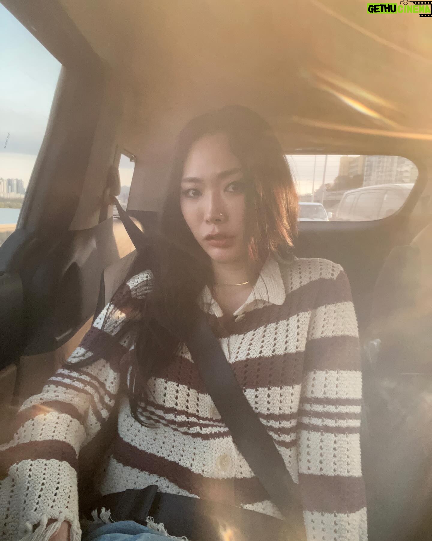 Honey J Instagram - #기카노보 아이폰 깨진액정 노을(역광) 열 필터 안부러움