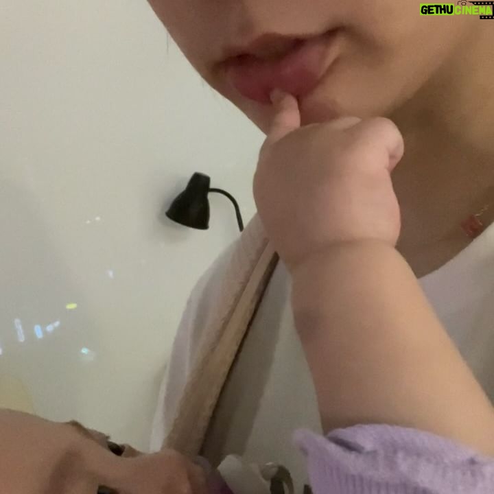 Honey J Instagram - 요즘 러브 모음집 1. 아빠보고 엄마 2. 치명적인 강냉이( 아빠) 3. 성수 데이트룩 4. 빨리먹고 이모들이랑 놀아야함 5. 세상 편한 밀로티 6. 엄마 나 끙아 다해떠염 7. K-욕조의 맛 8. 베이직 리듬 1단계 9. 자 이제 틀어봐 10. 이건 입술이야 부리야?