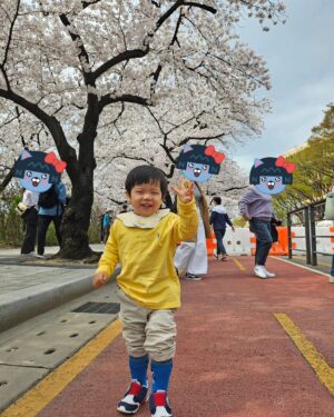 Hong Hyun-hee Instagram - 오늘은 듄바미 #벚꽃축제 왔져염
  4월5월 축제란 축제는 다 다니자 ㅋㅋㅋ 
#할모니들과함께❣️
사실 일하는 아빠 기다리는듕
