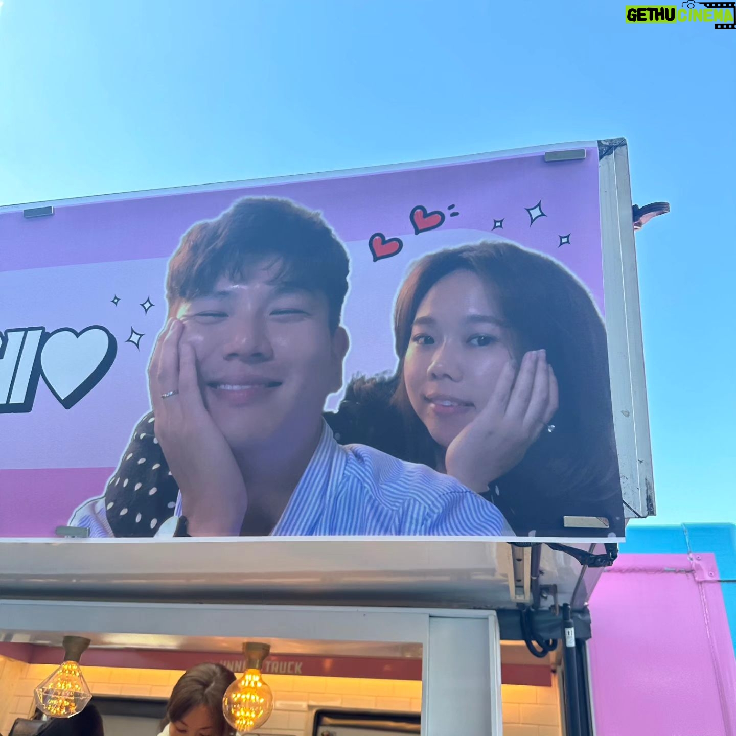 Hong Hyun-hee - 71.6K Likes - 요즘너무바쁜 이쓴씨♡
업자가 왜 나보다 더방송많이해????????🤣
오늘이 벌써 결혼5주년 오늘도 열일하는 당신을위해 준비한 써프라이즈 히히
♥️🎁🎉