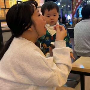 Hong Hyun-hee Instagram - 준범아 미안... 아이스크림 먹을려면 좀더 커야대 ㅋㅋㅋ 아이스크림말고 #공기만먹는중