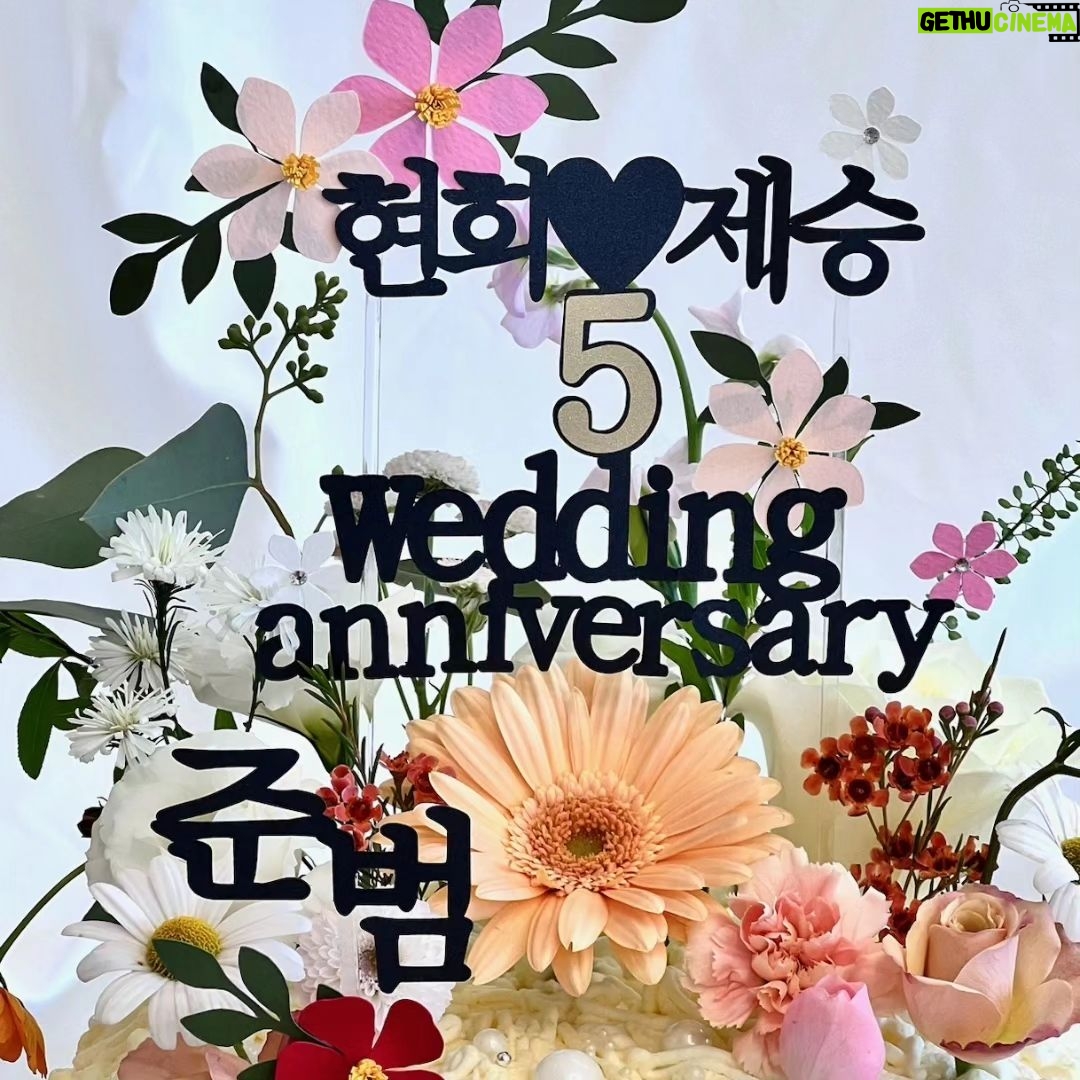 Hong Hyun-hee - 71.6K Likes - 요즘너무바쁜 이쓴씨♡
업자가 왜 나보다 더방송많이해????????🤣
오늘이 벌써 결혼5주년 오늘도 열일하는 당신을위해 준비한 써프라이즈 히히
♥️🎁🎉