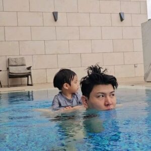 Hong Hyun-hee Instagram - 엄마 아빠가 극 p 계획에없던 흐리고흐린날 급 수영하는 듄바미 ㅋㅋㅋㅋㅋㅋㅋㅋㅋ