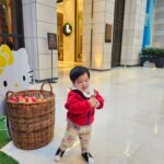 Hong Hyun-hee Instagram – 반신욕 하면서 책보는 듄바미 폼어떤대  ㅋㅋㅋㅋㅋㅋ
듄바미 많이 걷고 뛰고 증말 많이컸다 😍 그래도 아빠만 보믄 안~~~~~아~~~~~