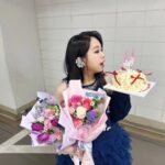 Hong Hyun-hee Instagram – @sooo0__0 정말 한땀한땀 세상에 한벌뿐인 드레스 
힐 보단 운동화 ~혀니스타일 ♡ 
김실장님 2024년에 더더더 대박납시다 언니가 잘할께😍
상워니 안본부장님도 감사🤩
2023년 모두들 감사했습니다.😍 마무리 잘하자 으짜
@aluu_minseon 
@aluu_hanhyunjae85 
예쁘게 꾸며 주셔서 감사해윱😁