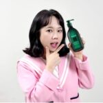 Hong Hyun-hee Instagram – 머리숱도 지키고 #바이브랩 광고도 쭈욱 지키고 ㅋㅋㅋㅋㅋㅋ
2024년에도 #바이브랩 모델이 되었습니다 !! 
우리한번 쭈욱 같이 써보아요 💯
나의모발책임져주는 바이브랩 평생 만들어주세요
.
엄마 광고촬영현장에 놀러온 듄바미 💚
#바이브랩샴푸 
#바이브랩속눈썹영양제 
#바이브랩두피앰플