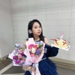 Hong Hyun-hee Instagram – @sooo0__0 정말 한땀한땀 세상에 한벌뿐인 드레스 
힐 보단 운동화 ~혀니스타일 ♡ 
김실장님 2024년에 더더더 대박납시다 언니가 잘할께😍
상워니 안본부장님도 감사🤩
2023년 모두들 감사했습니다.😍 마무리 잘하자 으짜
@aluu_minseon 
@aluu_hanhyunjae85 
예쁘게 꾸며 주셔서 감사해윱😁