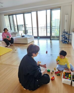 Hong Hyun-hee Instagram - 듄바마 루루이모 저렇게까지 움직이는 이모가 아닌대....
우아달 명mc 송선배님♡ 루끄럼틀 루루이모와 행복한시간
@saru337 @ruruvely  이모사랑합니다♥️