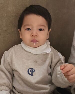 Hong Hyun-hee Instagram - 다들박수👏👏👏👏👏👏👏👏저  500일 됐어요
선물은.우유 아이스크림 두입 ㅋㅋㅋ먹었어요 😊