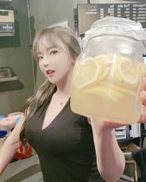 Hong Jin-young Instagram - 촬영끝나고오 오늘 하루의 끝은 사무실에서 마무링♡ 레몬에이드 마시면서 들어갈 예정입니다만ㅋㅋㅋ#수제청 #상콤 #아이져아💕