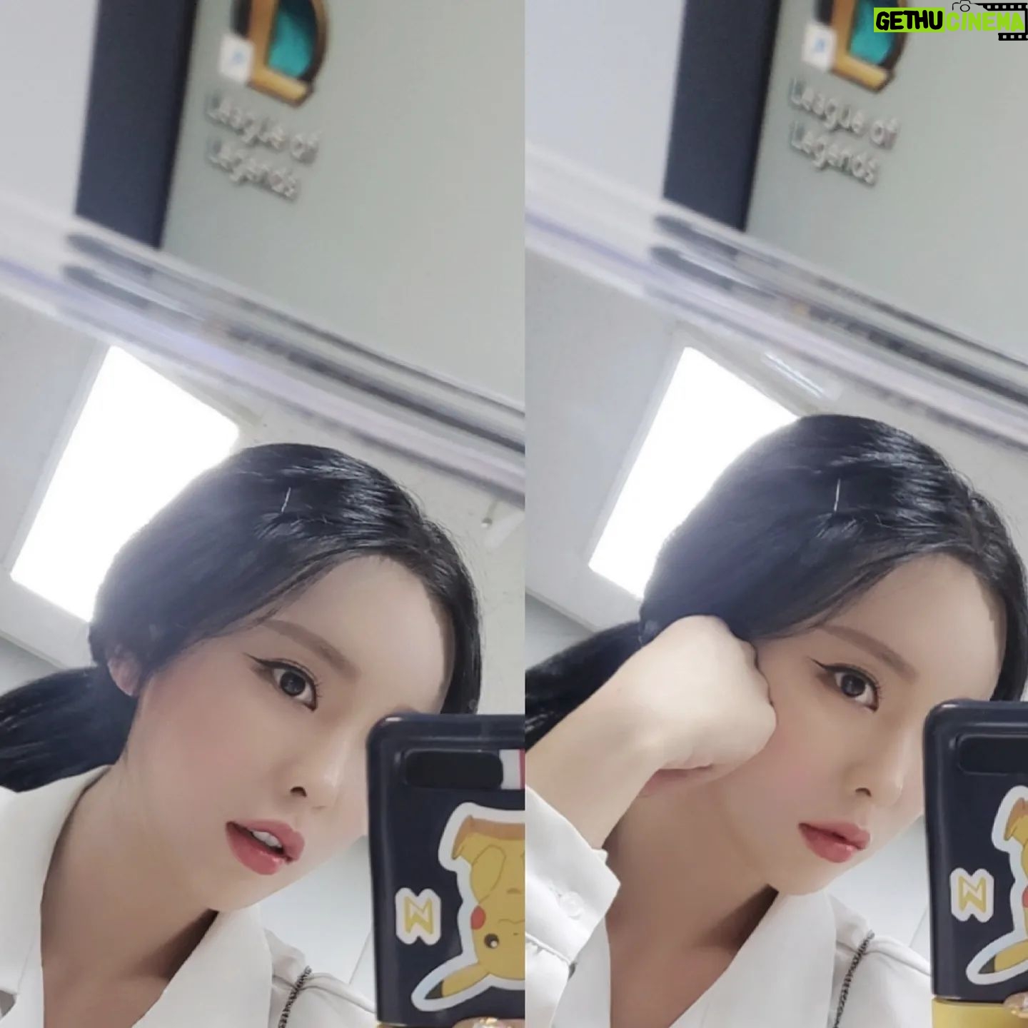 Hong Jin-young Instagram - 사무실에서 #미러샷 #롤린이👶